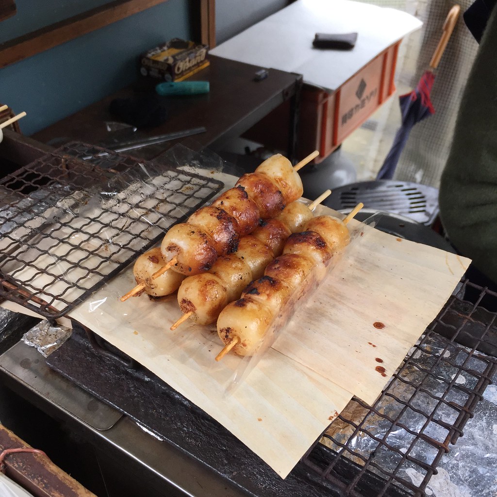 飛騨高山の名物グルメの一つ「しょうゆだんご」